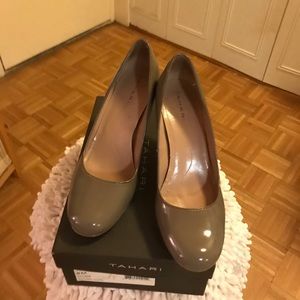Stylish Camel/Taupe Tahari Patent Leather Pump